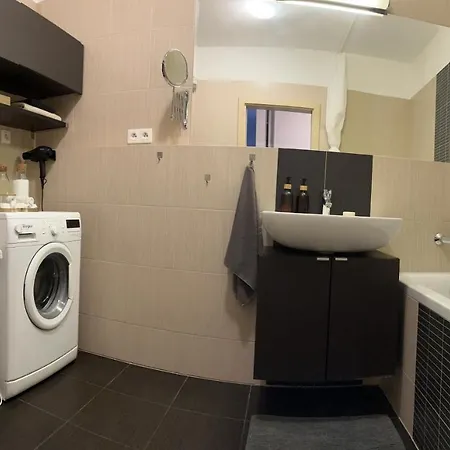 Modern 2 Apt With Free Parking And Wi-fi, Self Check-in *
