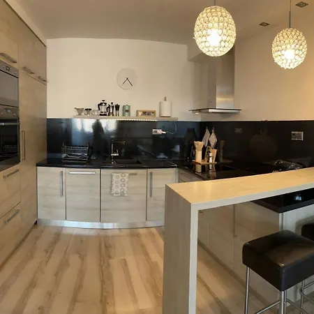 Apartmán Modern 2 Apt With Free Parking And Wi-fi, Self Check-in